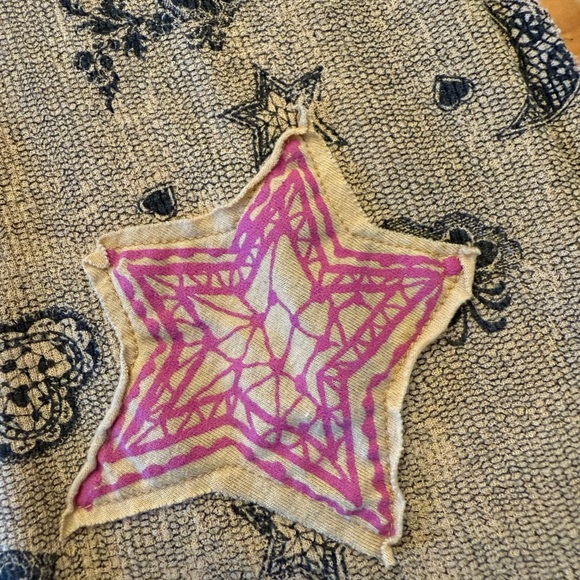 Scrapbook Beige Shirt with Black and Yellow Graphic - Picture 11 of 16